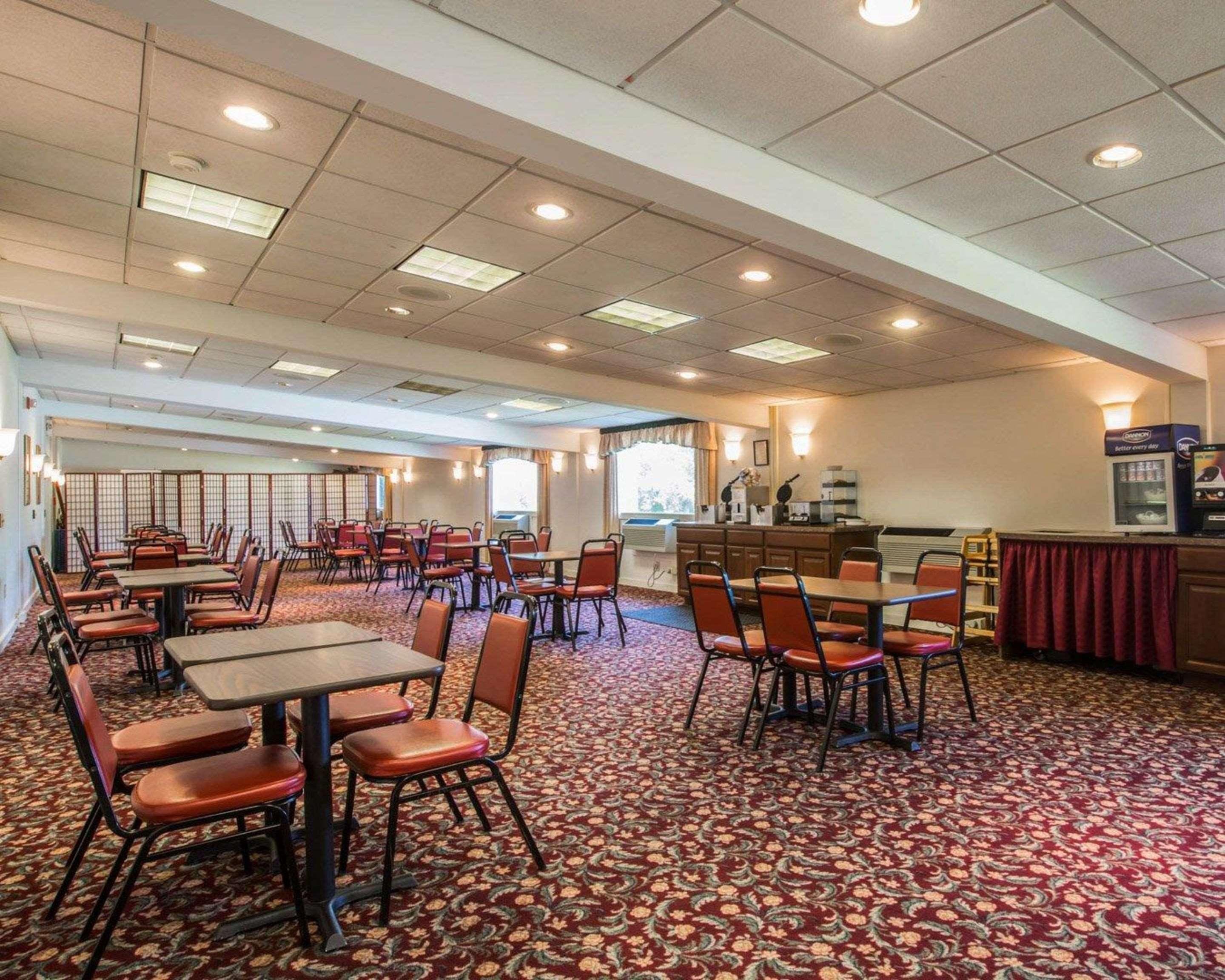 Clarion Inn & Suites At The Outlets Of Lake George Exterior foto