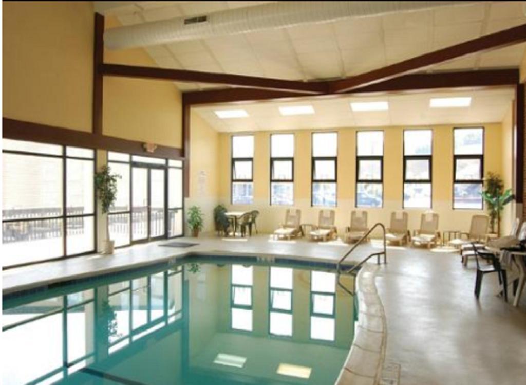Clarion Inn & Suites At The Outlets Of Lake George Exterior foto