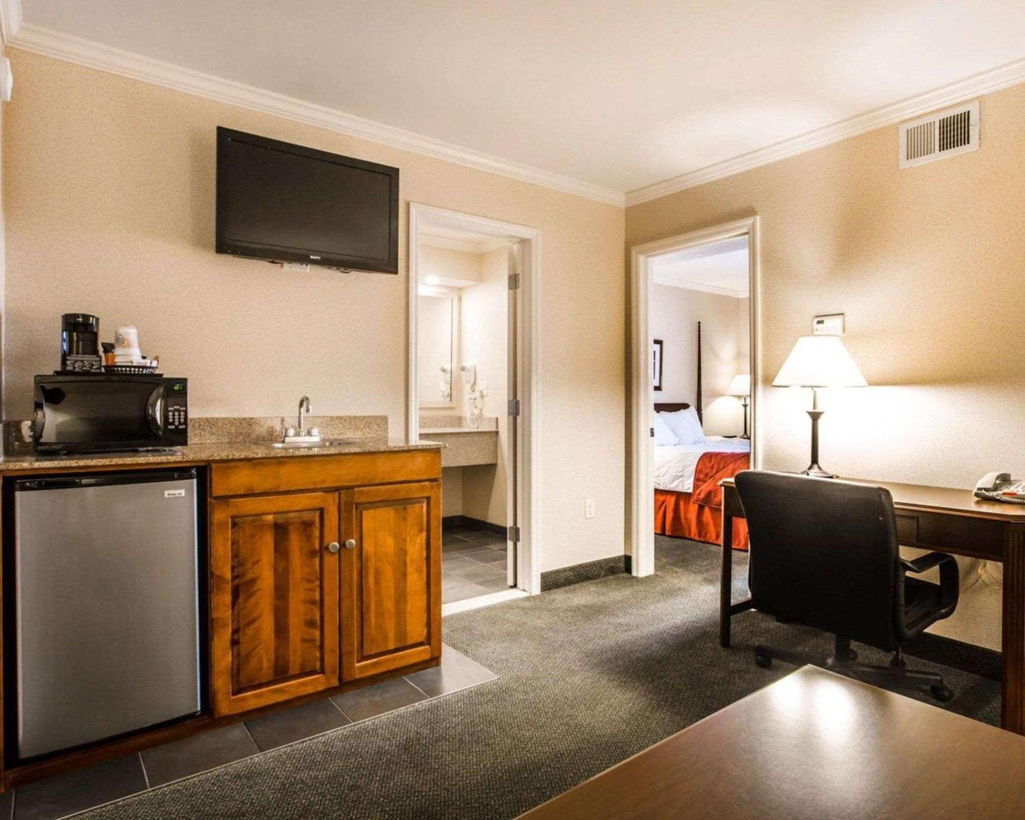 Clarion Inn & Suites At The Outlets Of Lake George Exterior foto