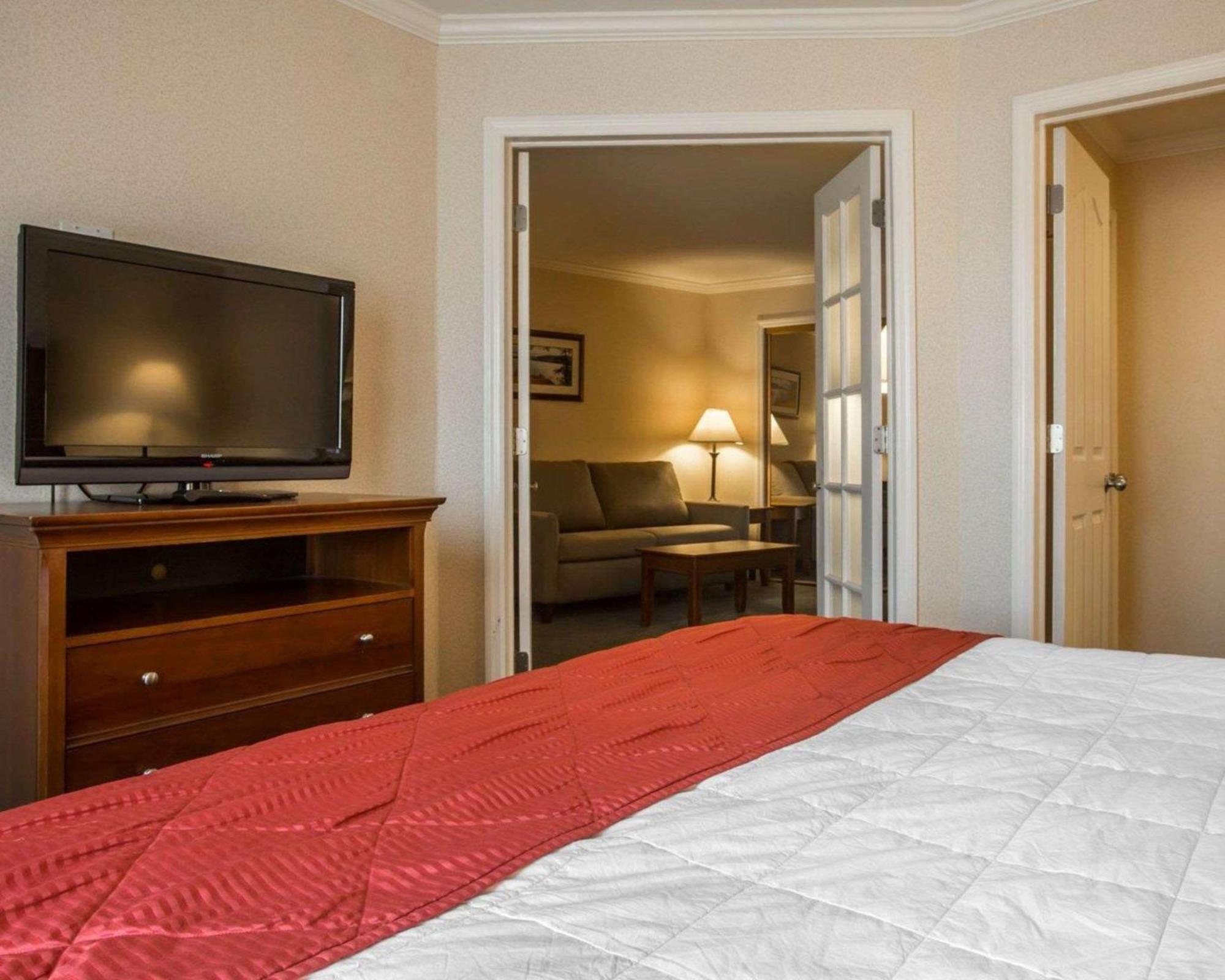 Clarion Inn & Suites At The Outlets Of Lake George Exterior foto