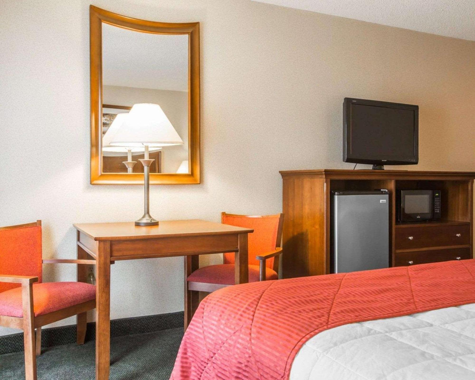 Clarion Inn & Suites At The Outlets Of Lake George Exterior foto
