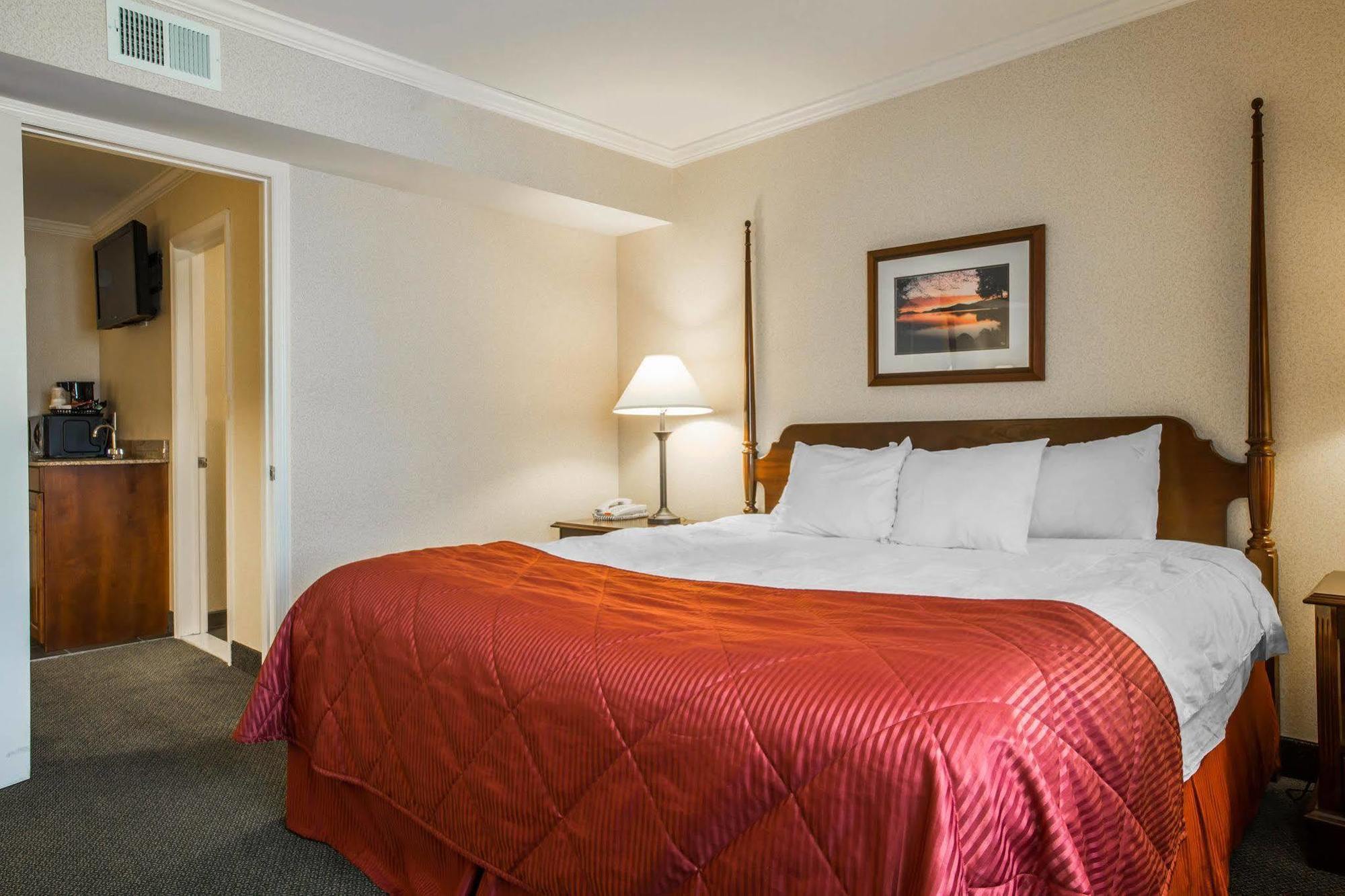 Clarion Inn & Suites At The Outlets Of Lake George Exterior foto